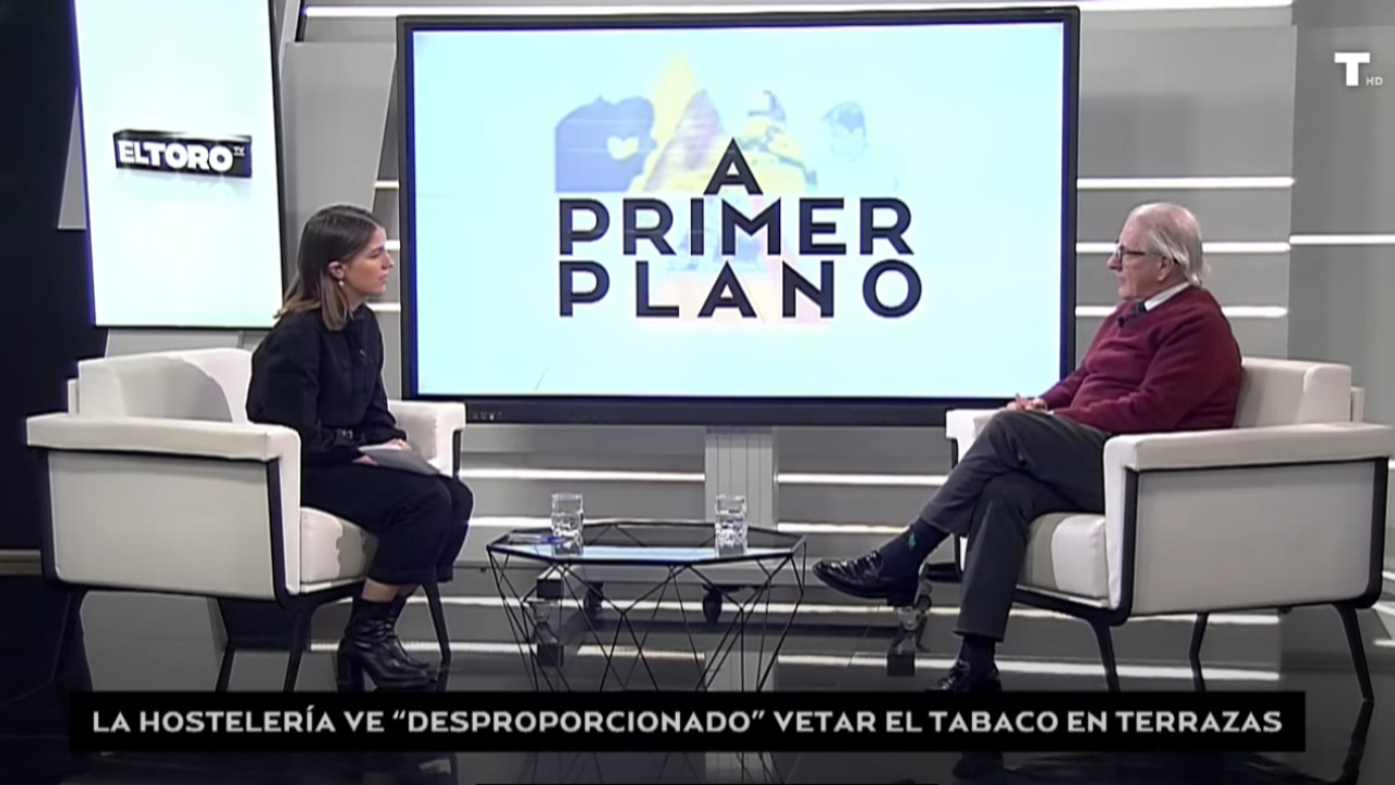 «¡Sin cigarro no te tomas la copa!» La hostelería se planta ante la prohibición del humo en terrazas