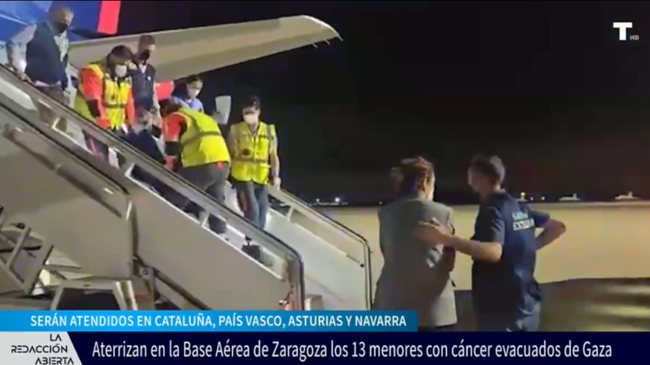 Aterrizan en la Base Aérea de Zaragoza los 13 menores con cáncer evacuados de Gaza