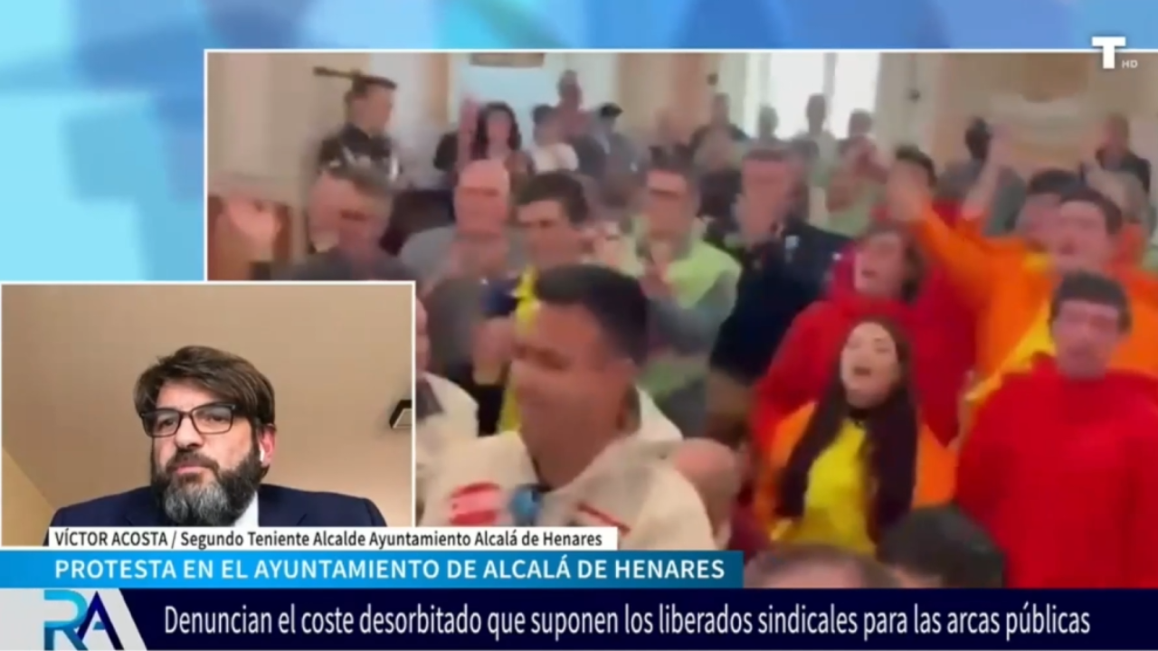 Protesta en el Ayuntamiento de Alcalá de Henares al grito de «¡Come gambas!», contra los liberados sindicales