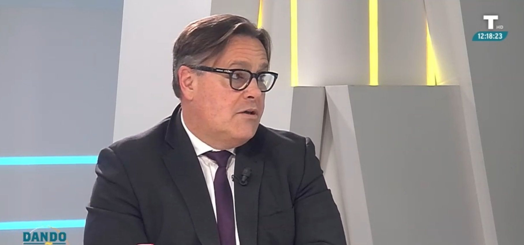 Sánchez critica los «chiringuitos» de la privada y calla ante el de su mujer