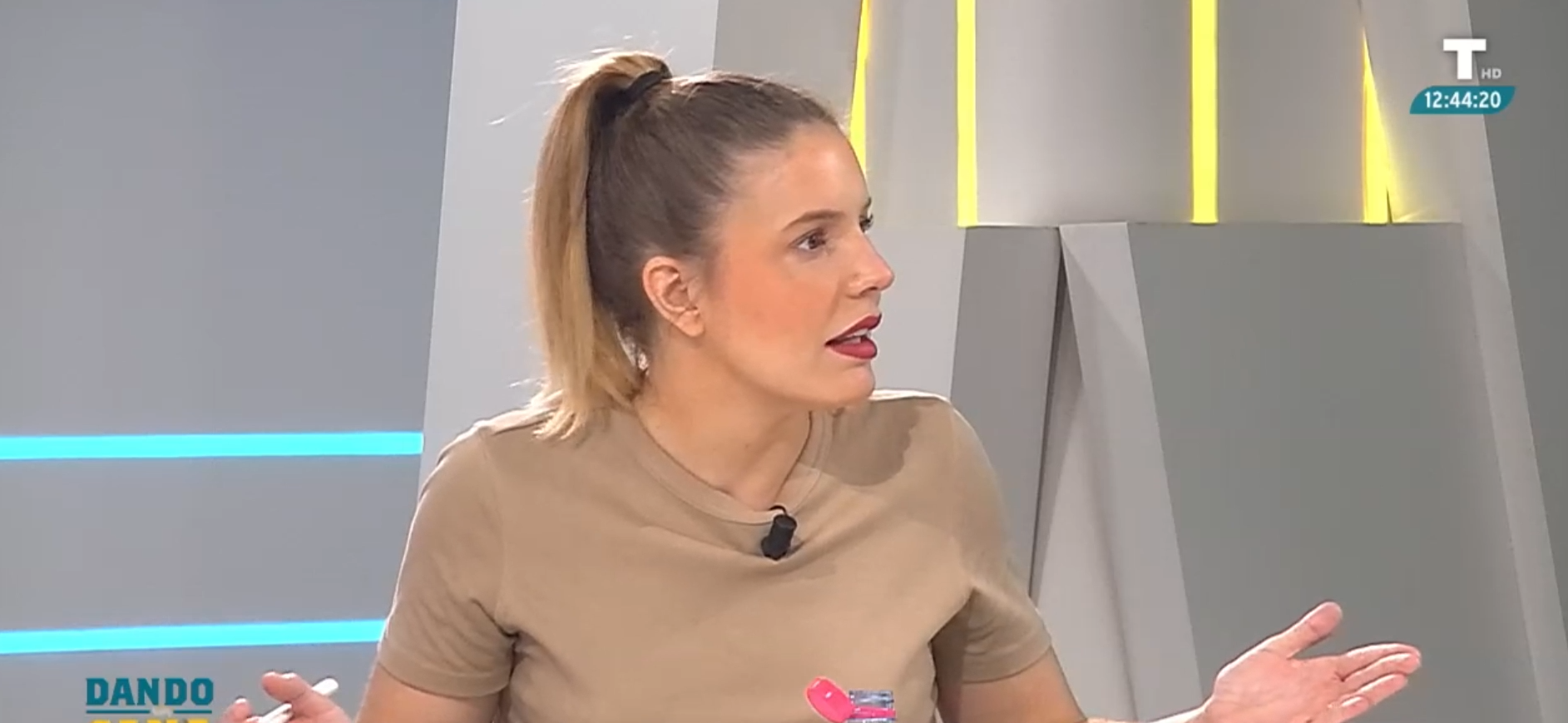 Elisa Vigil pone la cara colorada a María Jesús Montero y la califica de «indigente intelectual»