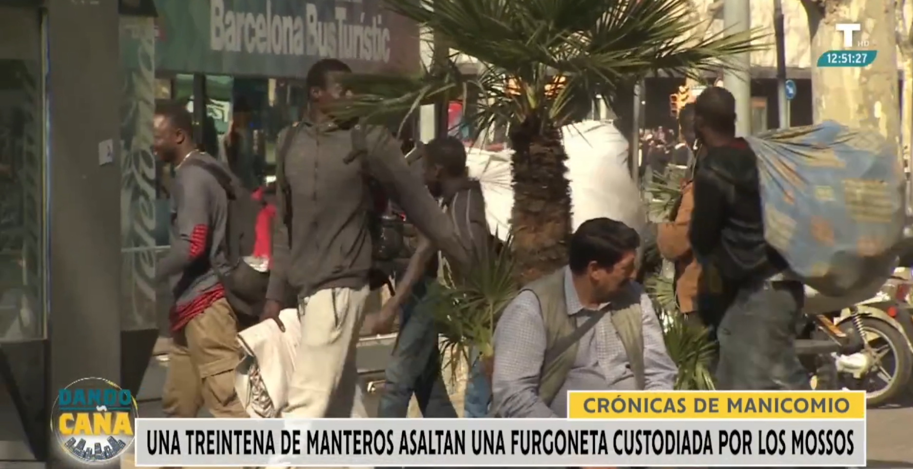 Una treintena de manteros asalta una furgoneta custodiada por los Mossos