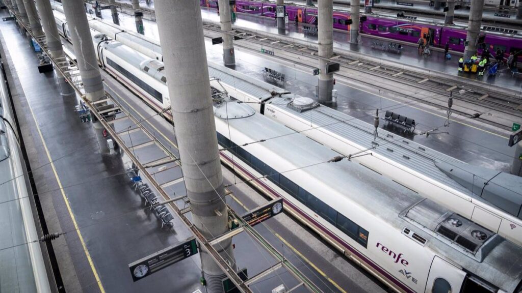 Continúa la incertidumbre en Atocha: numerosos pasajeros esperan a recibir indicaciones para coger los trenes