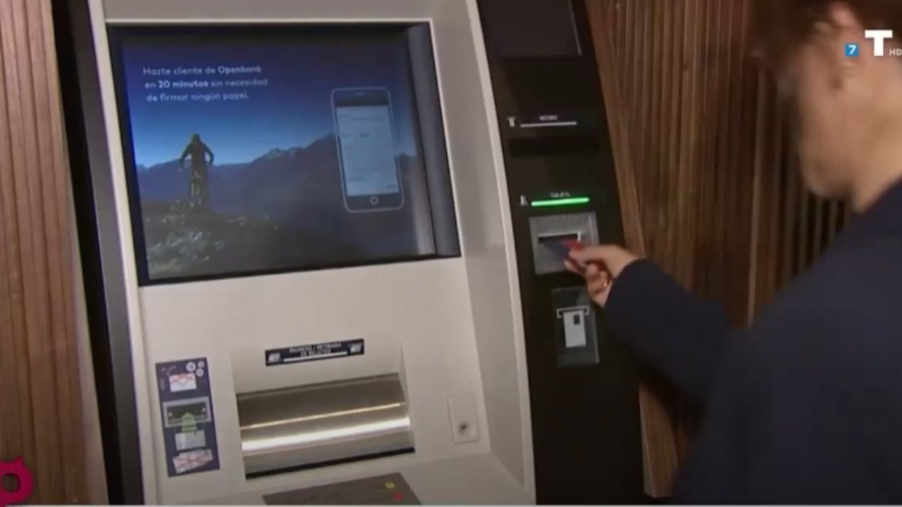 Bruselas y la banca acorralan al efectivo
