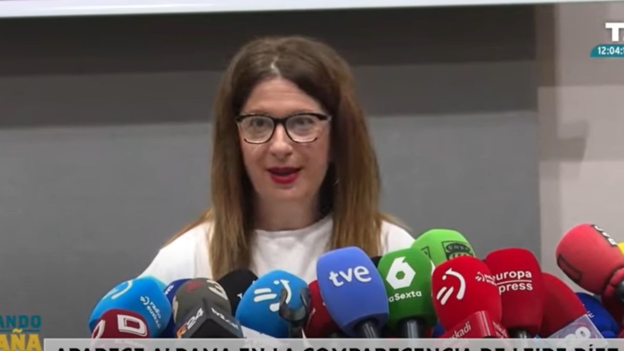 Aparece Aldama en la rueda de prensa de Leire Díez