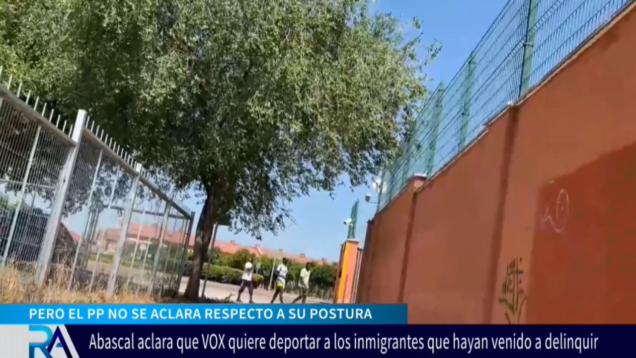 VOX aclara su plan migratorio: deportación de los ilegales, los que delinquen y los menas