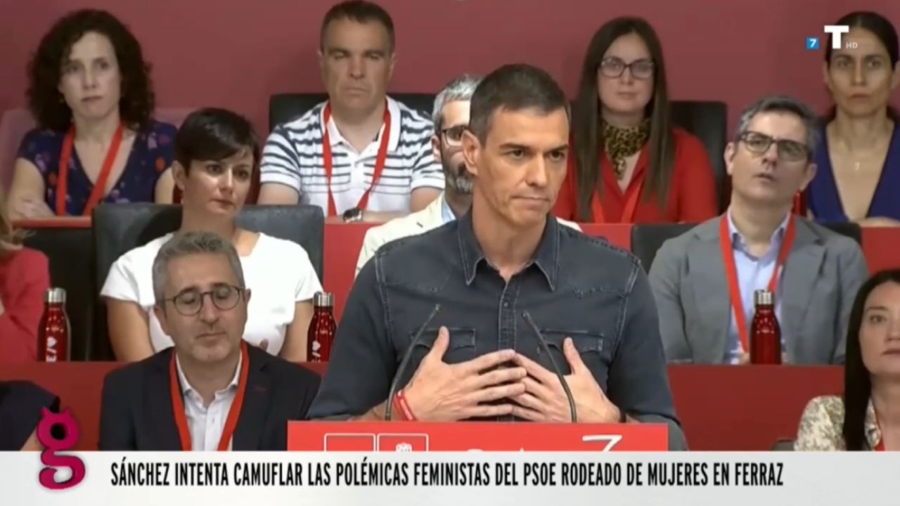El PSOE pasa página de la polémica feminista rodeando a Sánchez de mujeres