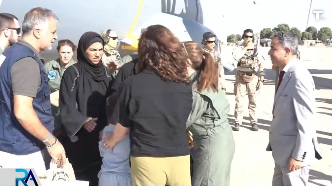 13 menores palestinos llegan a la Base Aérea de Zaragoza