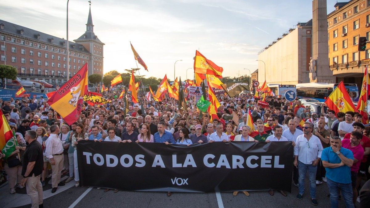 Abascal responde a Sánchez sobre el cambio de hora: «La única hora que interesa a los españoles es la de tu puesta a disposición judicial»