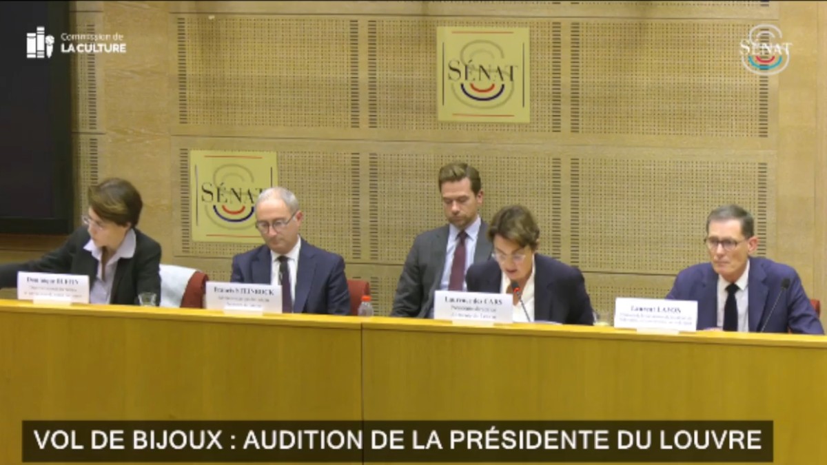 El Gobierno francés rechaza la dimisión de la presidenta del Louvre tras el robo