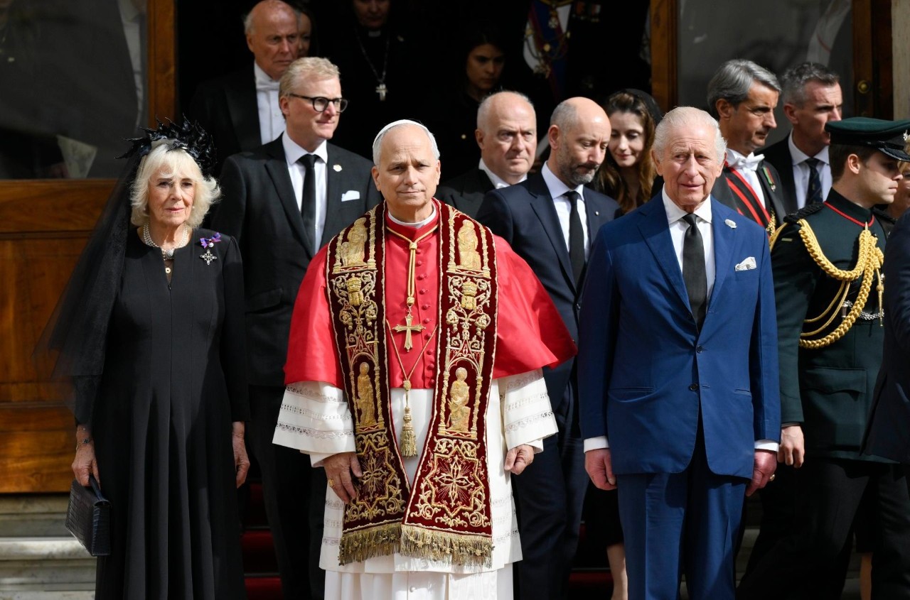 El Papa León XIV y el rey Carlos III protagonizan un encuentro histórico en la Capilla Sixtina