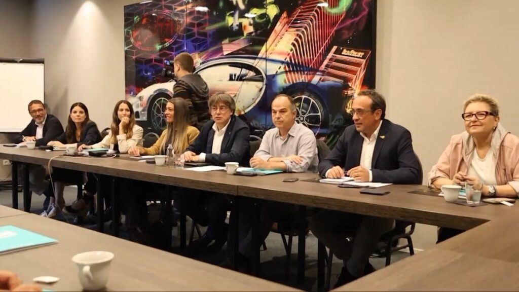 Puigdemont cita este lunes a la cúpula de Junts en Perpignan para decidir si rompen con el PSOE
