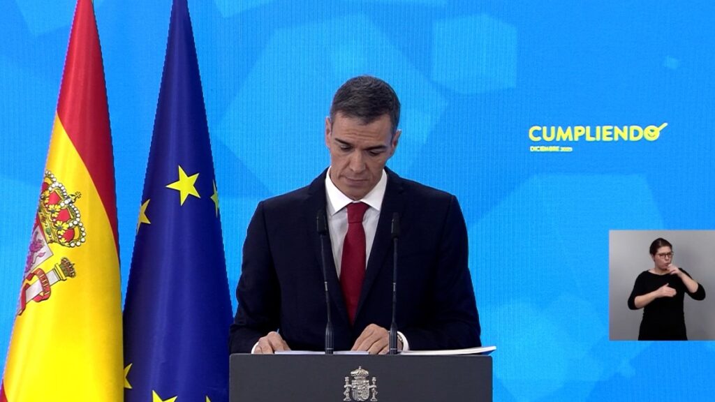 Sánchez avisa de que seguirá la legislatura aunque tenga que aguantar "campañas personales"