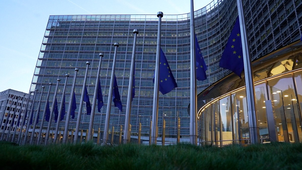 Banderas a media asta en las instituciones europeas en solidaridad con las víctimas de Adamuz