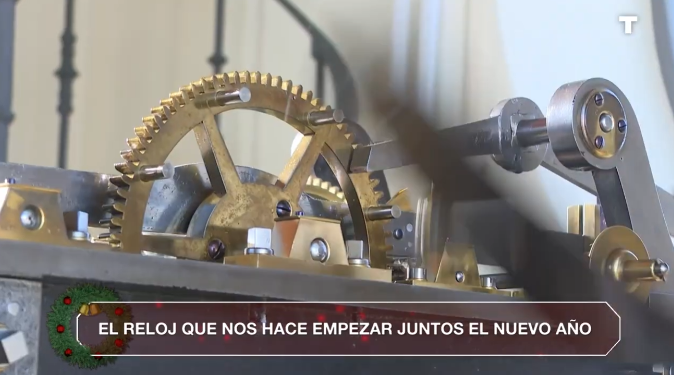 Así se prepara el reloj de la puerta del Sol para Nochevieja | Especial Navidad 2025
