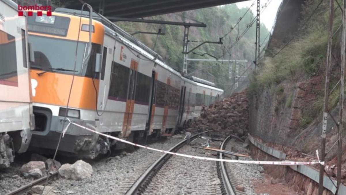 Descarrila un tren de Rodalies por el derrumbe de un muro: un fallecido y 15 heridos