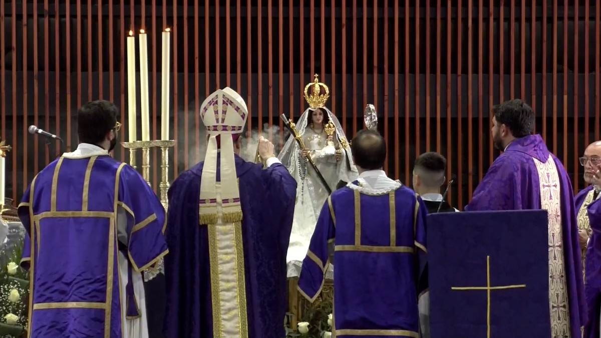 La Misa funeral de Adamuz da la palabra al pueblo y desactiva el homenaje oficial del Gobierno