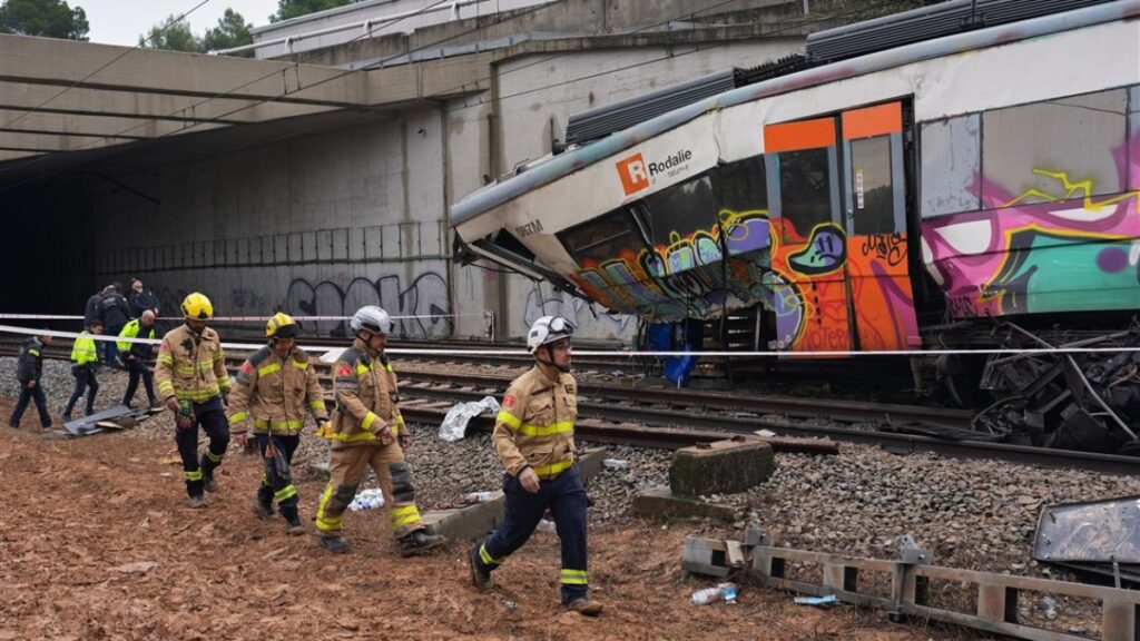 Los Mossos investigan si el muro se derrumbó antes o después del paso del tren accidentado en Gelida
