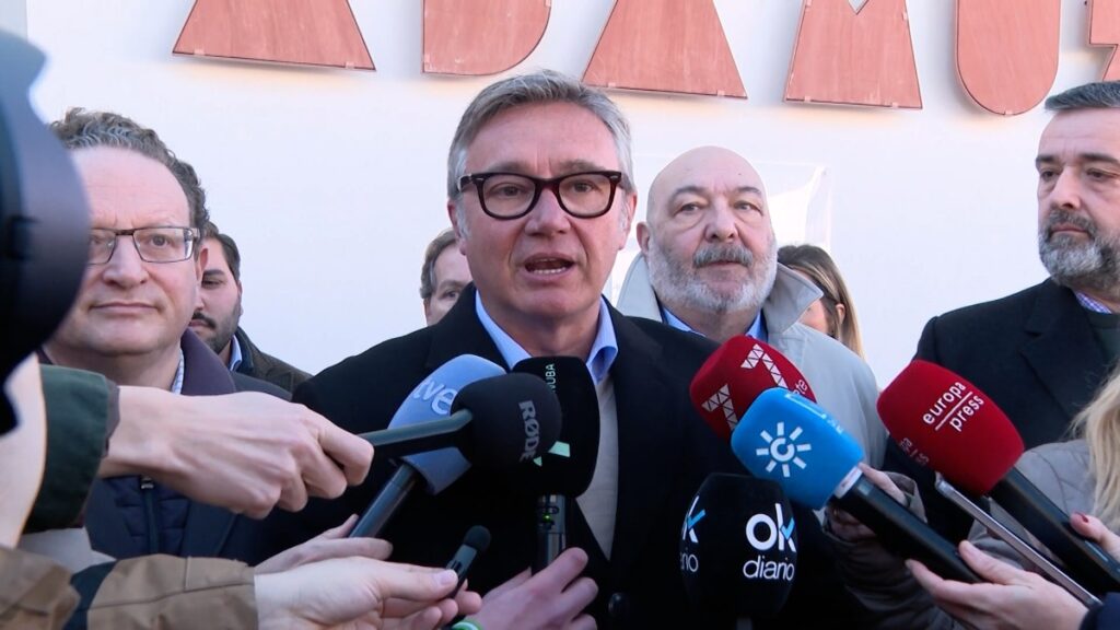 VOX pospone “el momento de apuntar con el dedo” por el accidente de Adamuz