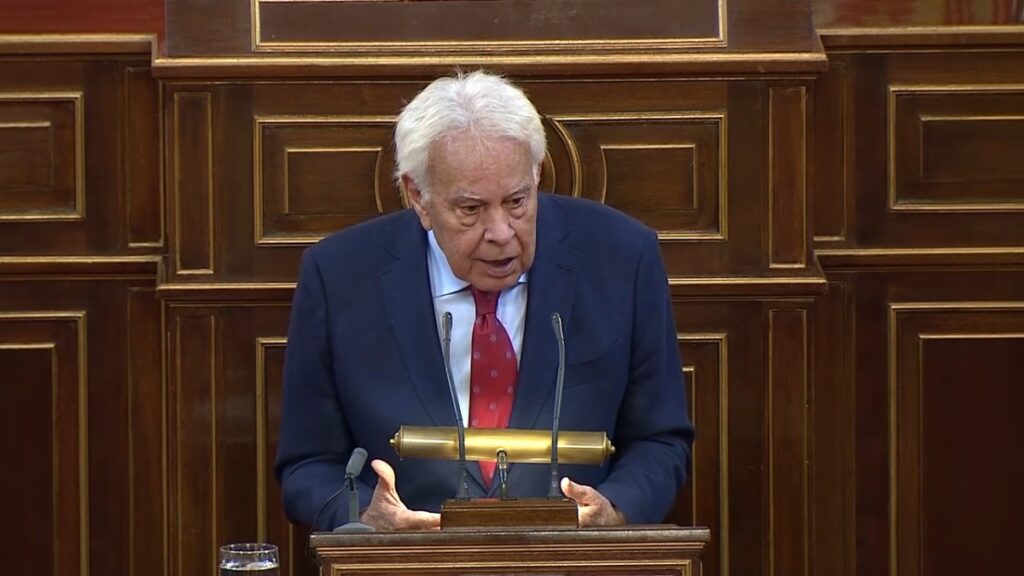 Felipe González pide una ley que desclasifique “todo” el 23-F y critica la apertura “arbitraria” del Gobierno, defendiendo que Juan Carlos I