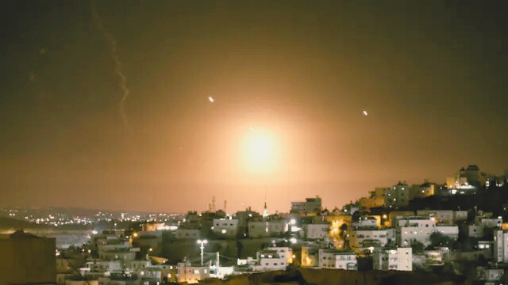 Irán lanza una nueva oleada de bombardeos contra Israel y bases estadounidenses en Irak