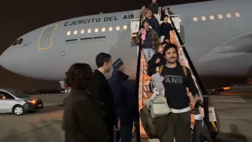 Llega a Torrejón un avión militar con 171 españoles repatriados de Omán por la guerra en Oriente Medio