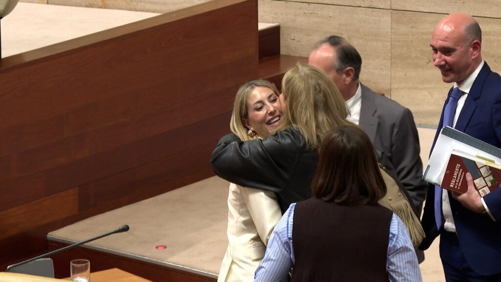 Vox tumba la investidura de María Guardiola en Extremadura pero mantiene abierta la negociación con el PP
