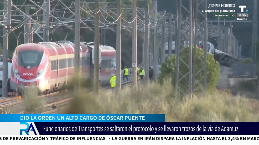 Funcionarios de Transportes se saltaron el perímetro para llevarse trozos de la vía de Adamuz