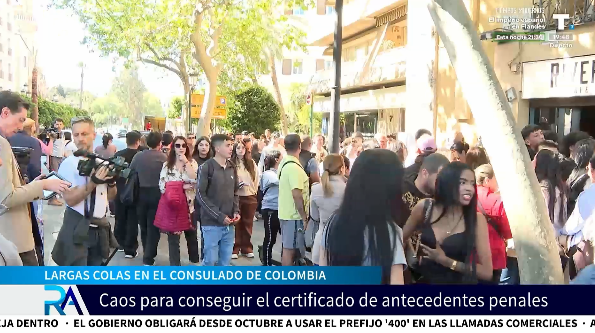 Largas colas de inmigrantes en el Consulado de Colombia en Valencia para solicitar la regularización