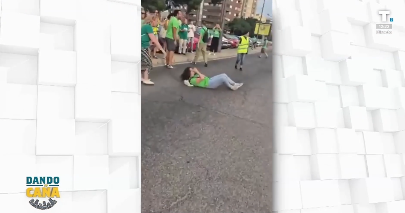 Polémica por el empujón de un policía a una manifestante en Valencia