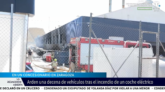 Arden una decena de vehículos tras el incendio de un coche eléctrico en Zaragoza