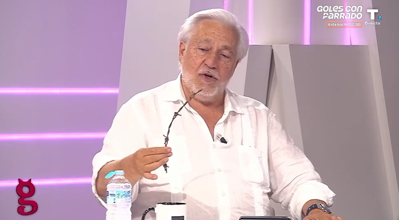 Julio Ariza saca un alambre de la verja de Gibraltar en alusión a todo lo que hay detrás de su derribo