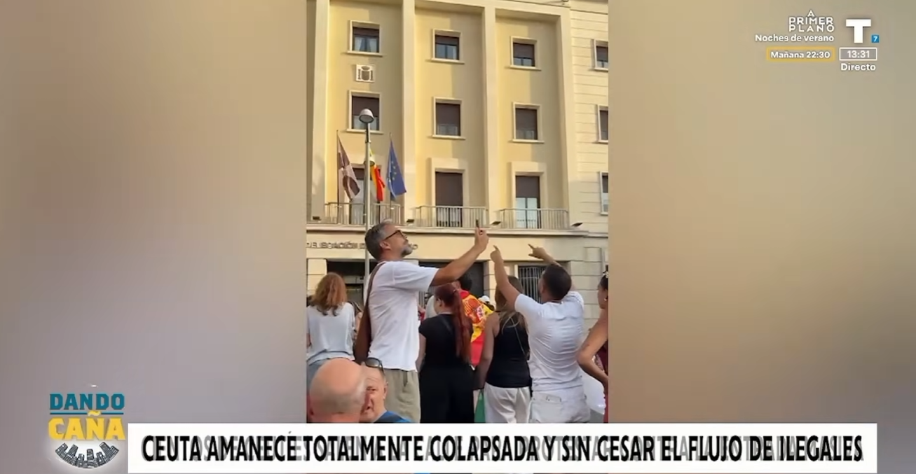 Los marroquíes invaden Ceuta al grito de «¡Viva Pedro Sánchez!»