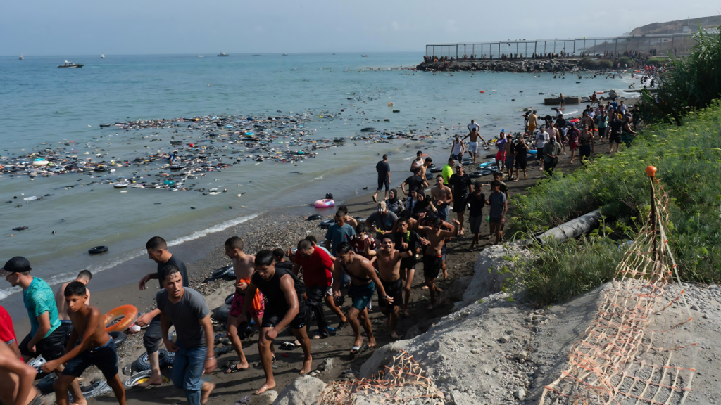 La vía de entrada sigue abierta: continúas las llegadas ilegales a Ceuta tras la marea humana del jueves