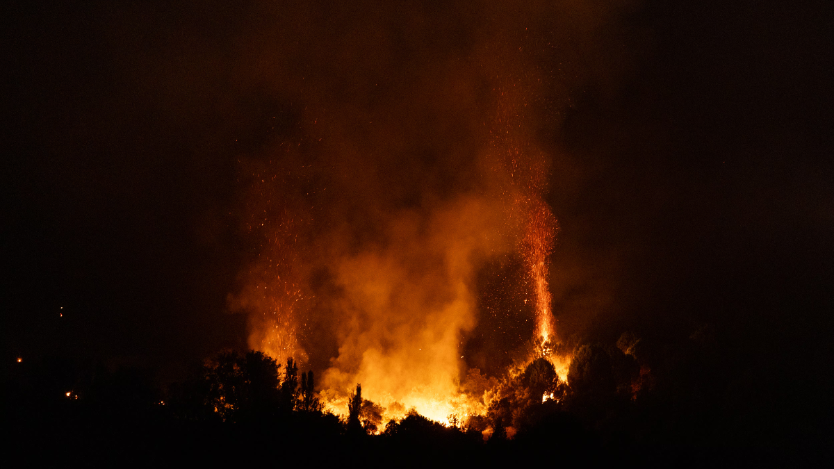El incendio de Madrid contiene su avance, pero mantiene tres frentes activos mientras el viento amenaza las labores en Ávila y Castellón