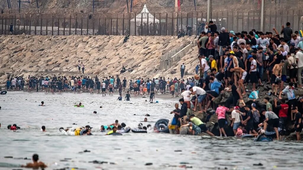 Un informe alerta de la entrada en Ceuta de dos grupos yihadistas durante la invasión de julio