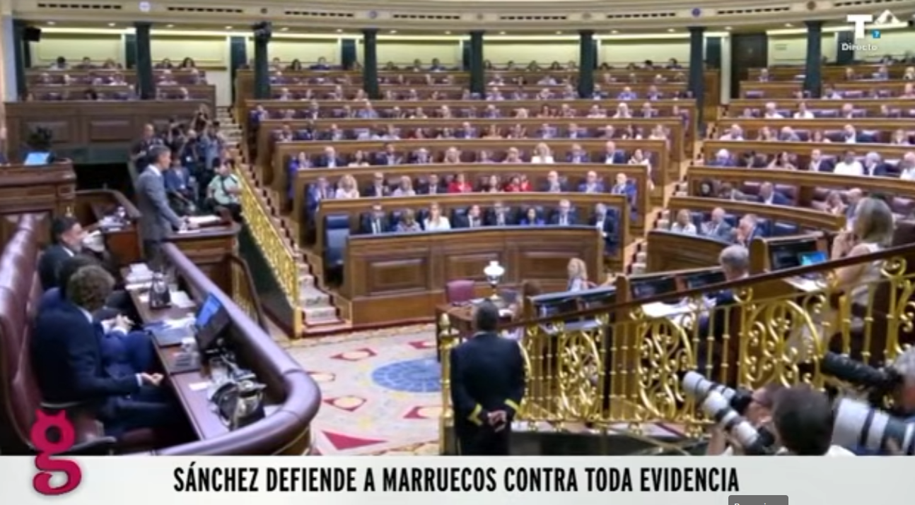 Durante la comparecencia de Sánchez, la ministro de defensa no aplaude