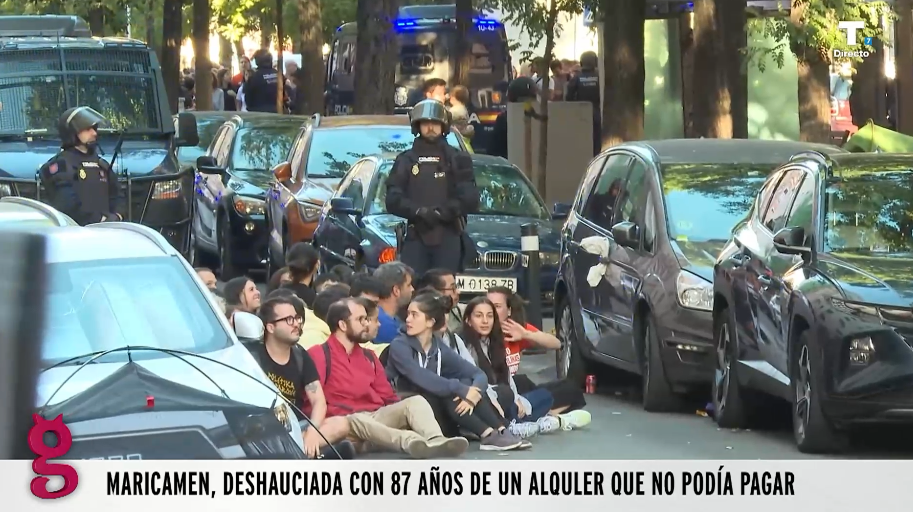 La hipocresía: desahucian a Maricarmen y venden un edificio de Hacienda a dos fondos buitre